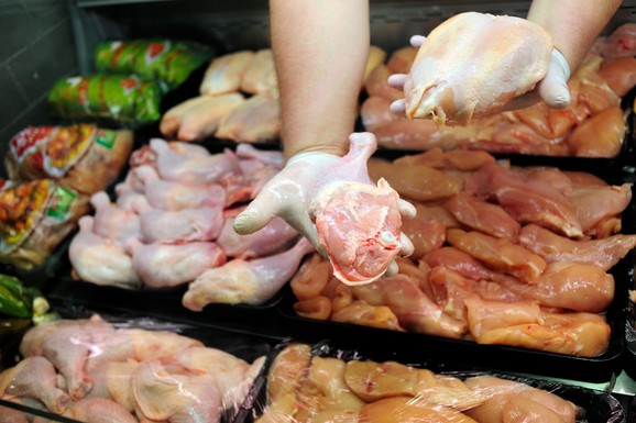 Povučeno 60 kilograma hrane sa pijaca u Beogradu za samo jedan dan! Veterinarska inspekcija upala bez najave: Evo zašto su proizvodi bili opasni