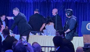 Trenutak pucnjave na Donalda Trampa na godišnjoj večeri Udruženja dopisnika Bele kuće