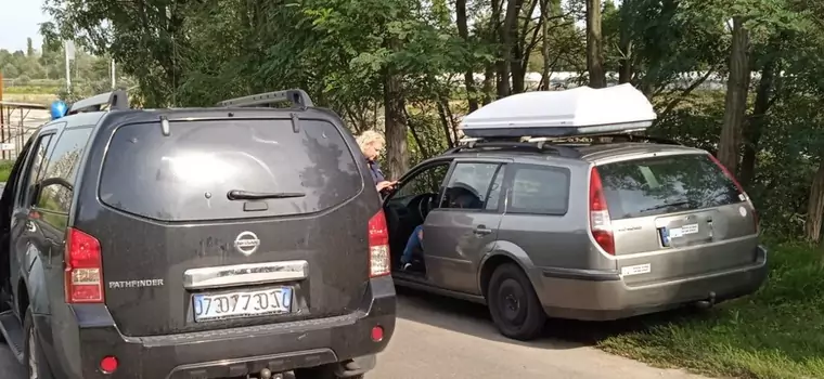 Szalona ucieczka ulicami Polic. Uwagę policjantów zwróciła naklejka na aucie