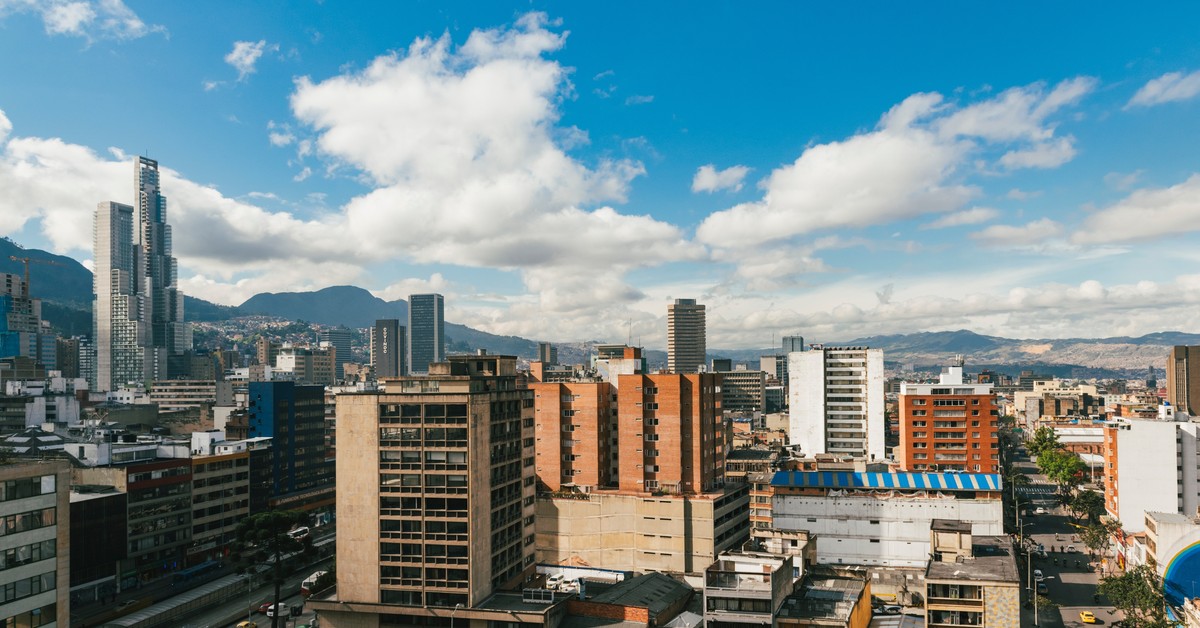 Colombia deploys troops close  the border with Venezuela