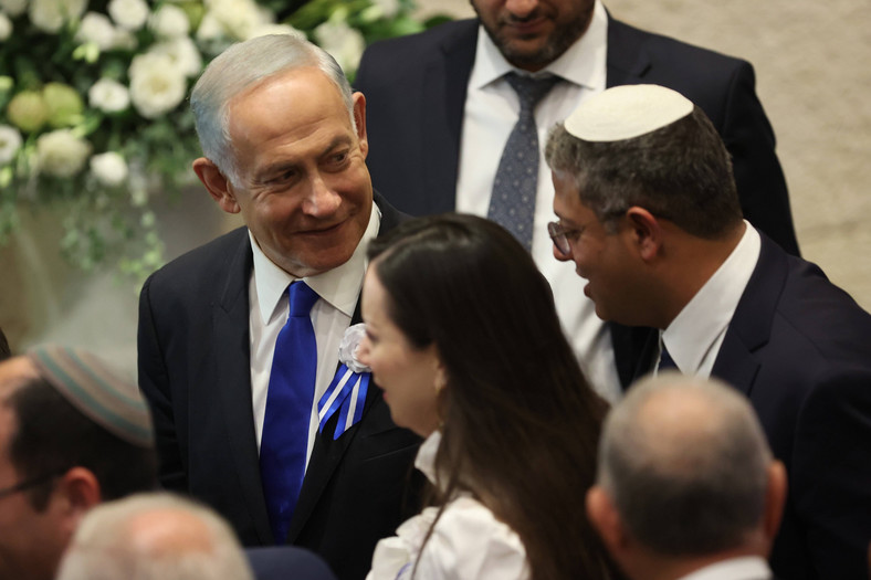 Benjamin Netanjahu (z lewej) w Knesecie