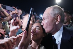 Putin jak gwiazda rocka. Pocałunki, selfie i łzy szczęścia. Tak przywitały go tłumy