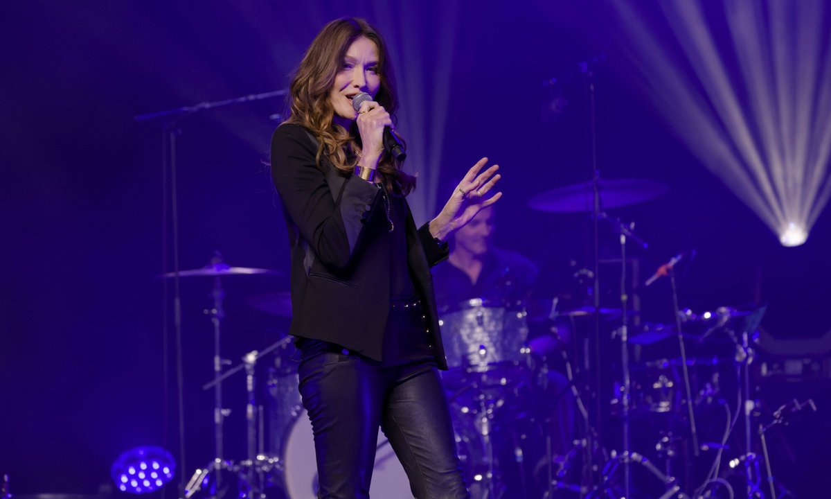 Carla Bruni zachwyca nową fryzurą. Hollywoodzkie fale to hit tego lata
