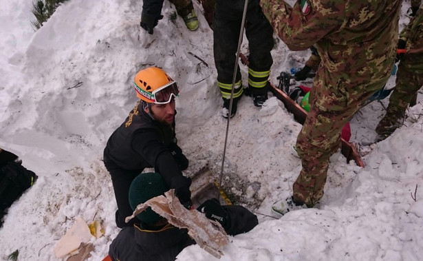 Ratownicy wyciągnęli troje dzieci spod gruzów i zwałów śniegu