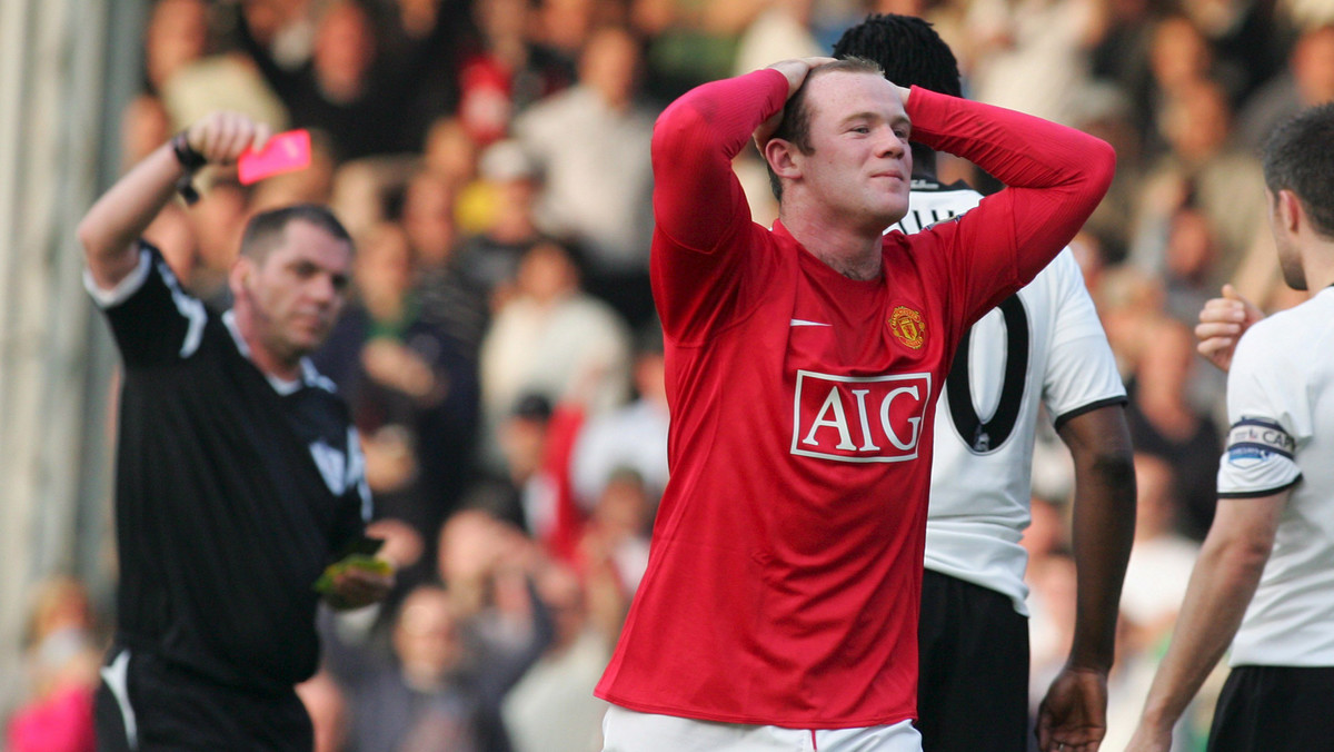 Selekcjoner reprezentacji Anglii, Fabio Capello stwierdził, że Wayne Rooney, to... szalony człowiek, krytykując go za zachowanie w meczu z Fulham.