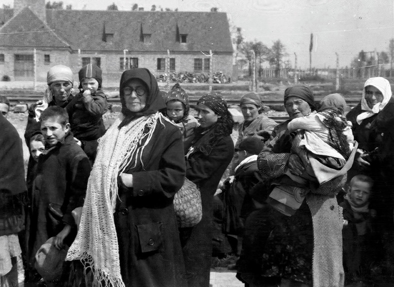 Birkenau, maj 1944. Żydowskie kobiety i dzieci przed krematorium III, w drodze do krematorium II. Fot. Bernhard Walter lub Ernst Hofmann / Lili Jacob / Fortepan