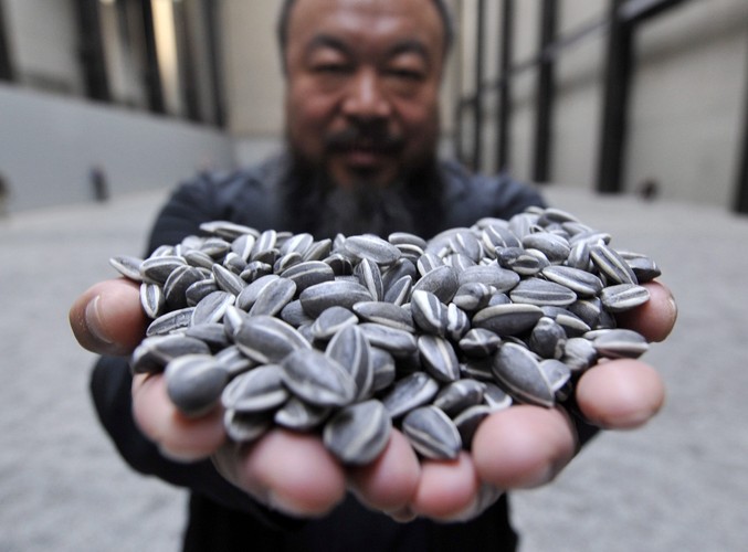Słynny chiński artysta Ai Weiwei prezentuje czć swojej słynnej instalacji: porcelanowe pestki słonecznika