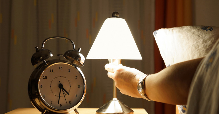 Światło w sypialni negatywnie wpływa na zdrowie