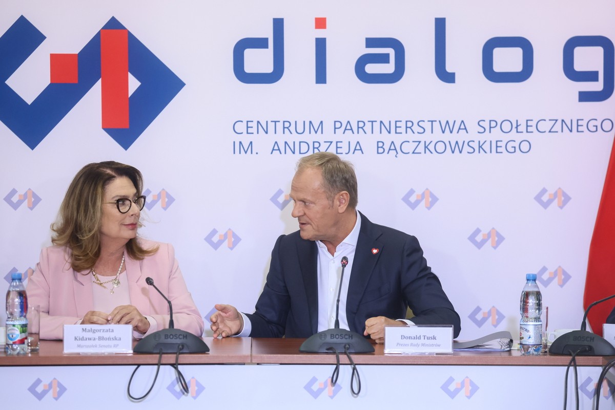 Warszawa, 10.07.2024. Premier Donald Tusk (P) i marszałek Senatu Małgorzata Kidawa-Błońska (L) podczas okrągłego stołu z przedstawicielami mediów dot. zmian w prawie autorskim, 10 bm. w Centrum Partnerstwa Społecznego „Dialog” im. A. Bączkowskiego w Warszawie. Tematem spotkania jest nowelizacja ustawy, która wdraża unijną dyrektywę DSM (Digital Single Market). Zaproszeni zostali redaktorzy naczelni i szefowie organizacji reprezentujących wydawców -sygnatariuszy listu otwartego w sprawie zmian w prawie autorskim, skierowanego do Prezesa Rady Ministrów w marcu tego roku. (mr) PAP/Leszek Szymański