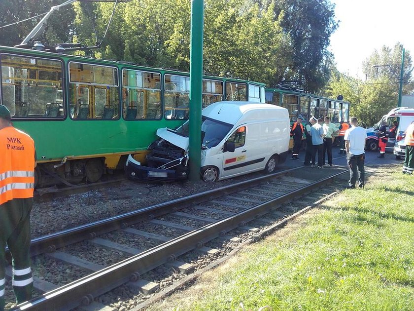 Samochód dostawczy wjechał pod tramwaj. Trudności na Starołęckiej!