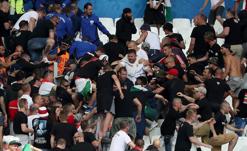 To nie są grzeczni chłopcy. Węgrzy bili się z Policją w trakcie meczu z Islandią