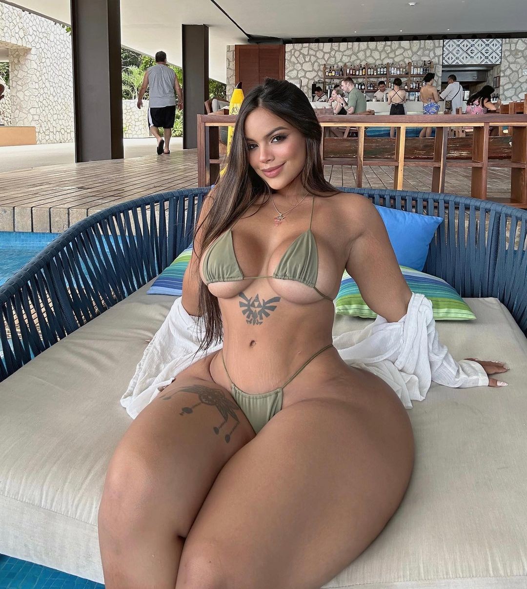 Modelka Gracie Bon z OnlyFans predviedla svoje krivky v maličkých šnúrkových plavkách.