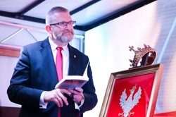 Mentzen na podium, sensacyjny wynik Brauna. Skrajna prawica triumfuje