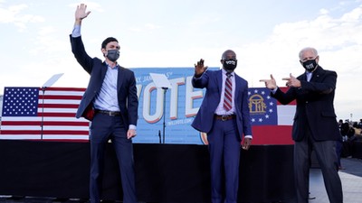 John Ossoff, Raphael Warnock i Joe Biden na wiecu w Georgii