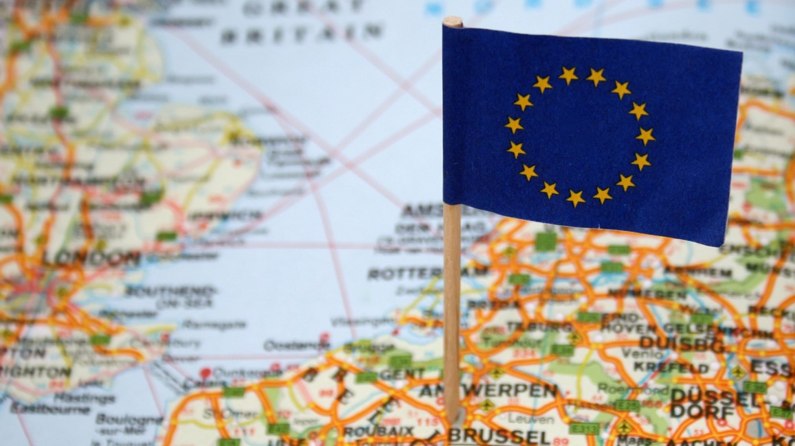 Európska komisia navrhla v decembri 2025 zmenu cieľa z 100 % na 90 % redukcie CO2 do roku 2035. Benzínové autá, PHEV a range-extendery môžu byť predajné aj po tomto dátume — ak výrobcovia splnia podmienky kompenzácie emisií. 