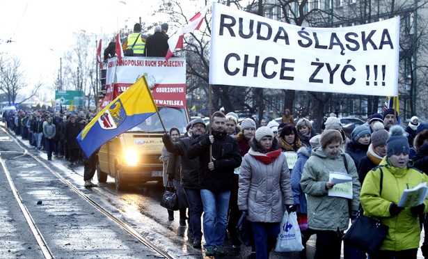 Mieszkańcy Rudy Śląskiej przemaszerowali ulicami miasta w proteście przeciwko likwidacji kopalń, 12 bm. Od kilku dni pod ziemią przebywają górnicy z przeznaczonych przez rząd do likwidacji kopalń: Bobrek-Centrum w Bytomiu, Brzeszcze w małopolskiej miejscowości o tej samej nazwie, Pokój w Rudzie Śląskiej oraz Sośnica-Makoszowy w Gliwicach i Zabrzu. W poniedziałek 12 bm., do protestu przystąpili górnicy z czterech kolejnych kopalń: Chwałowice, Jankowice, Marcel i Rydułtowy-Anna.