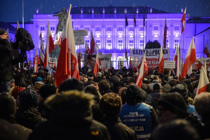 manifestacja Klubów Gazety Polskiej przed Pałacem Prezydenckim