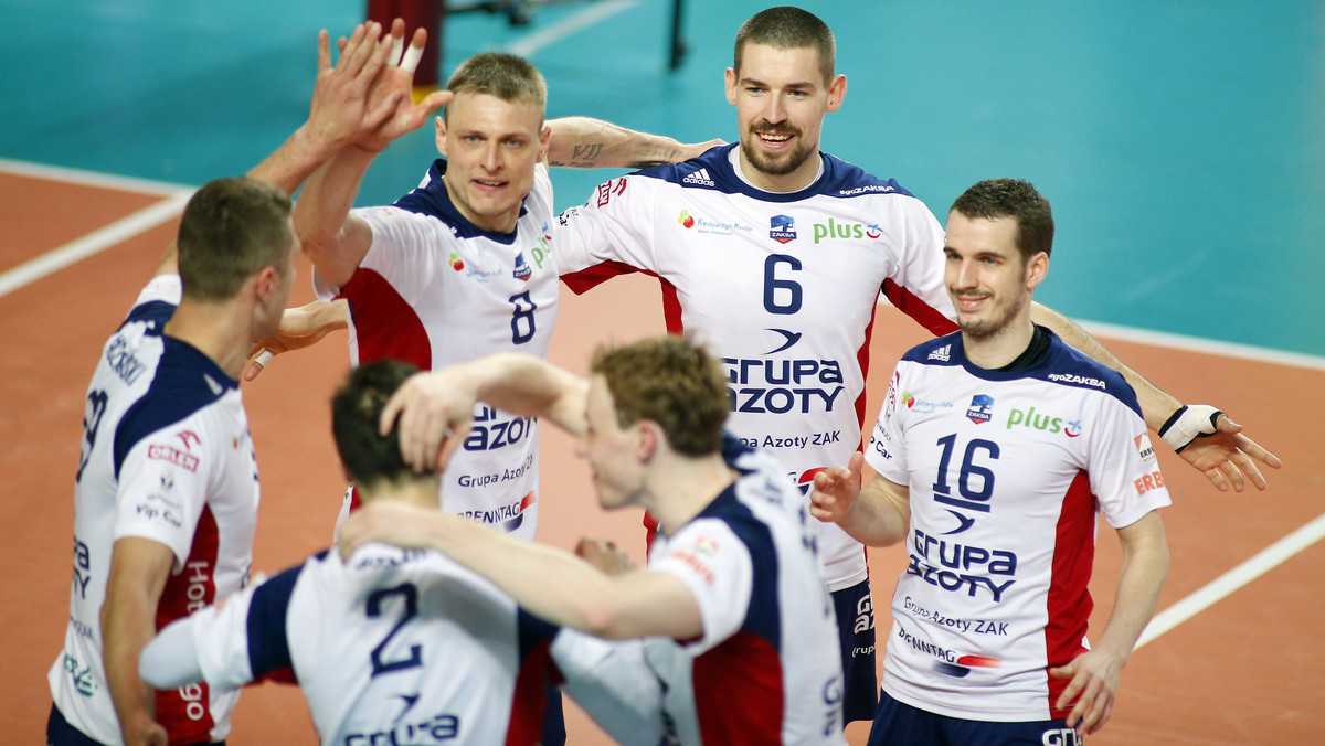 Nokaut w pierwszym meczu finałowym PlusLigi. ZAKSA Kędzierzyn-Koźle rozbiła na własnym boisku bezradną Asseco Resovię Rzeszów 3:0 (25:20, 25:14, 25:18) i wykonała pierwszy krok w stronę tytułu. Jak na tęgie lanie w Kędzierzynie-Koźlu zareaguje mistrz Polski? Drugi pojedynek finałowy w piątek, również na Opolszczyźnie (godzina 20:30).