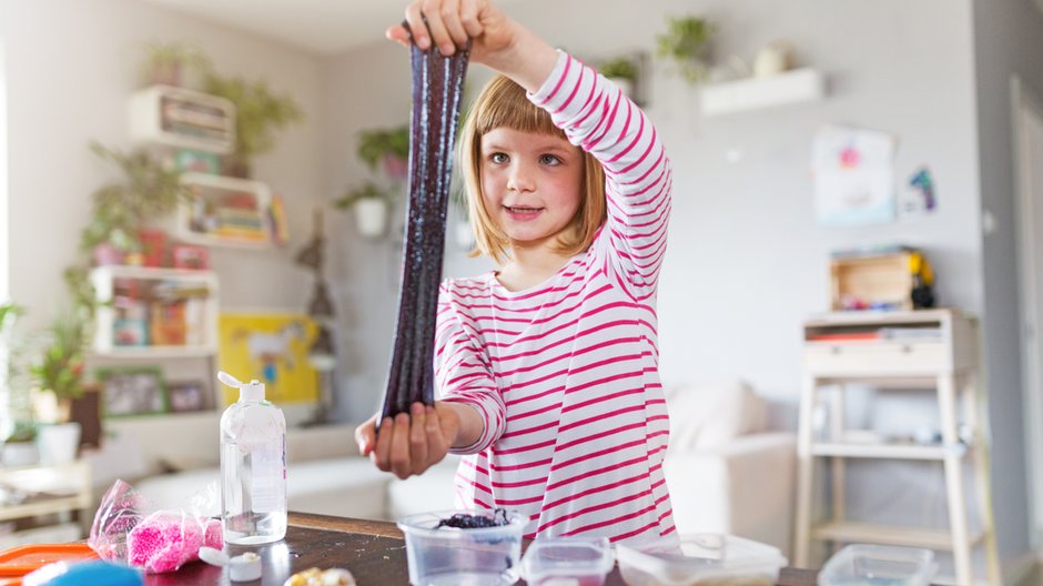 Domowe slime można przygotować na kilka sposobów - pikselstock/stock.adobe.com