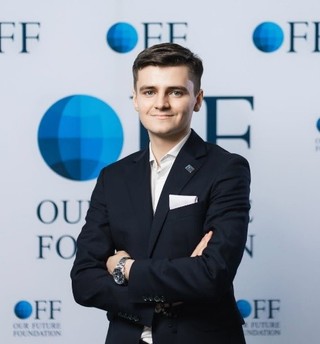 Kamil Tomkowicz – Członek Zarządu Our Future Foundation, student Akademii Leona Koźmińskiego