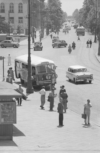 Autobusy komunikacji miejskiej na placu Trzech Krzyży w Warszawie Data: Rok 1957 Miejsce: Warszawa Opis obrazu: Perspektywa Alej Ujazdowskich od strony placu Trzech Krzyży. Na przystanku widoczny autobus marki Chausson linii 116 (numer boczny 372).  Autor: Siemaszko Zbyszko