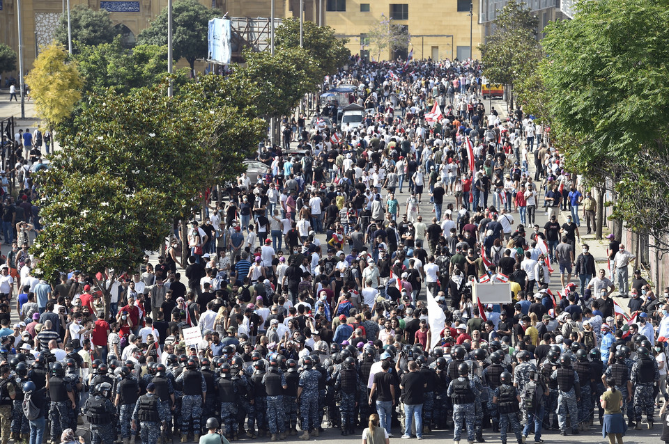 Antyrządowe protesty w Libanie przybierają na sile. Starcia demonstrujących z policją