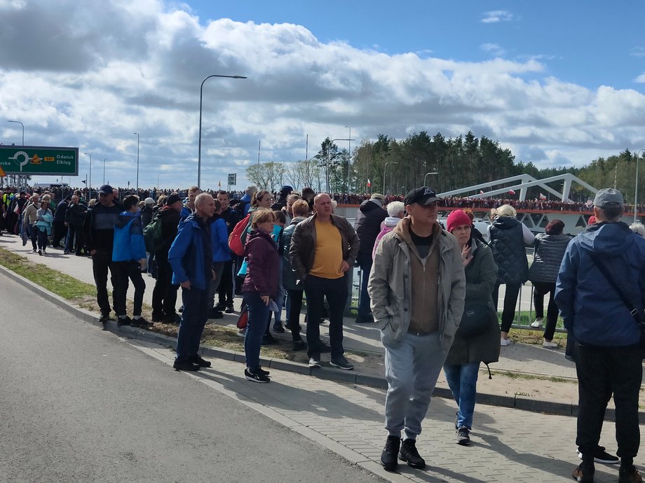 Otwarcie przekopu przyciągnęło prawdziwe tłumy.