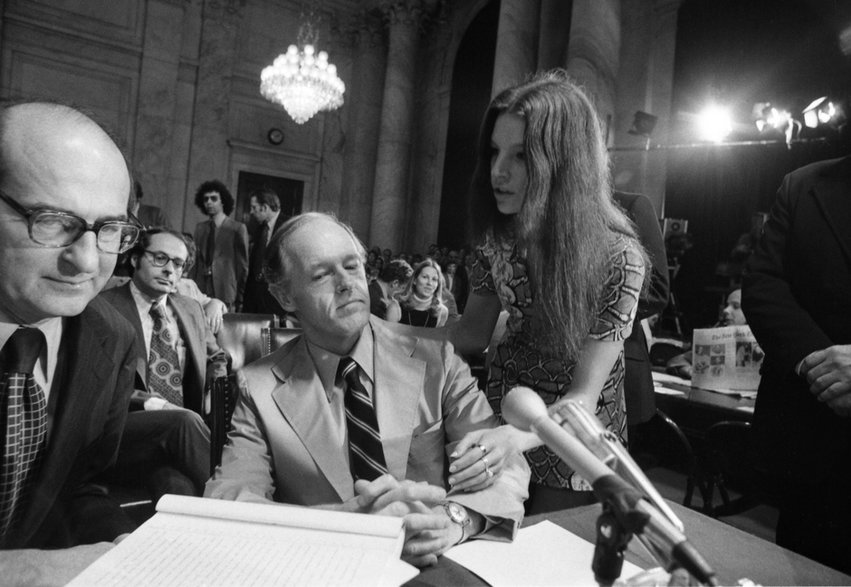 E. Howard Hunt ze swoją córką Lisy podczas składania zeznań przed senacką komisją ds. Watergate, 24 września 1973 r.