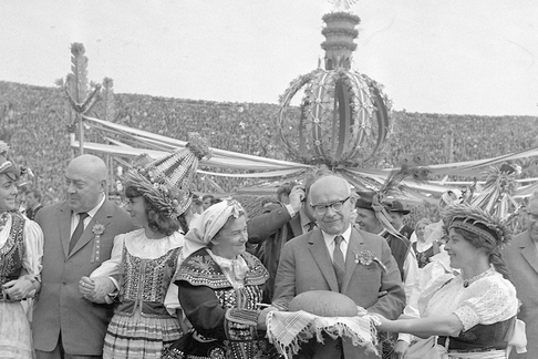 Święto Plonów na Stadionie Dziesięciolecia w Warszawie. Od lewej: premier Józef Cyrankiewicz, I sekretarz KC PZPR Władysław Gomułka oraz przewodniczący Rady Państwa Edward Ochab, 1965 r.