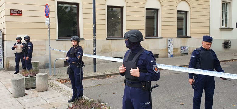 Incydent na placu Piłsudskiego. Policja odcięła miejsce, są utrudnienia [ZDJĘCIA]