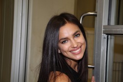 Narzeczona Cristiano Ronaldo nago śpiewa o świętach. WIDEO