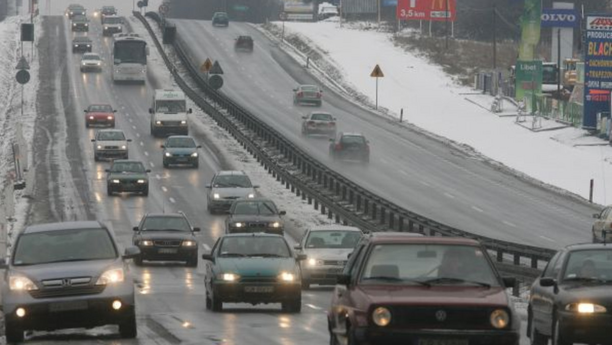 Plac powstaje przy Zakopiance pod estakadą, w pobliżu dworca. Ma pomieścić 85 samochodów i jak zapowiadają władze gminy, jeśli pogoda niczego nie popsuje, będzie gotowy w ciągu miesiąca.