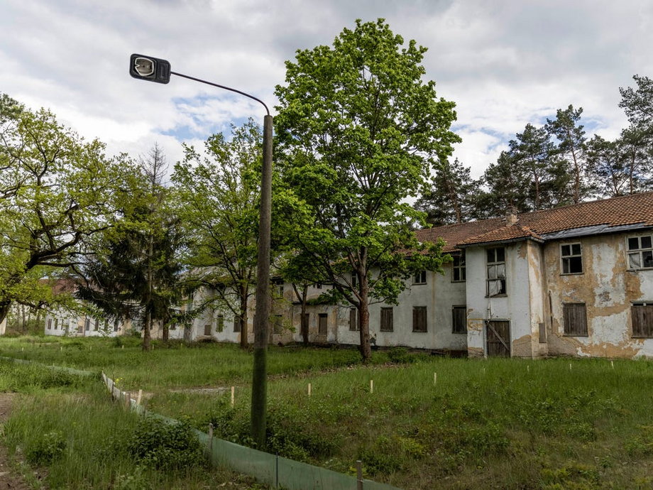 Opuszczone domy służące niegdyś sportowcom, oznaczone nazwami kompleksów mieszkaniowych, stoją do dziś na terenie wioski olimpijskiej powstałej przy okazji igrzysk 1936 roku rozgrywanych w Berlinie, 17 maja 2021 r.