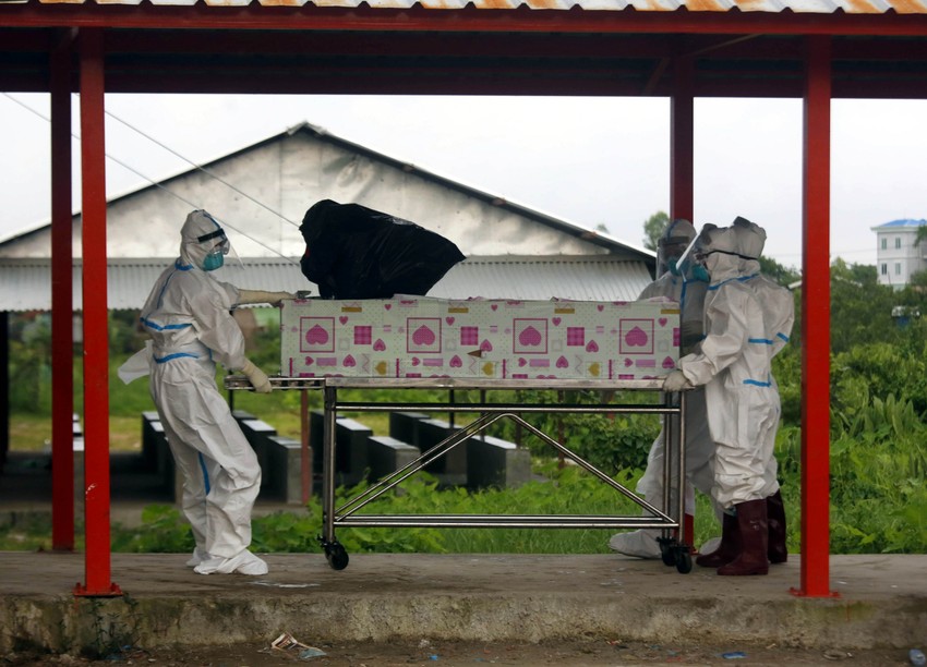 Dobrovoljci iznose tela preminulih