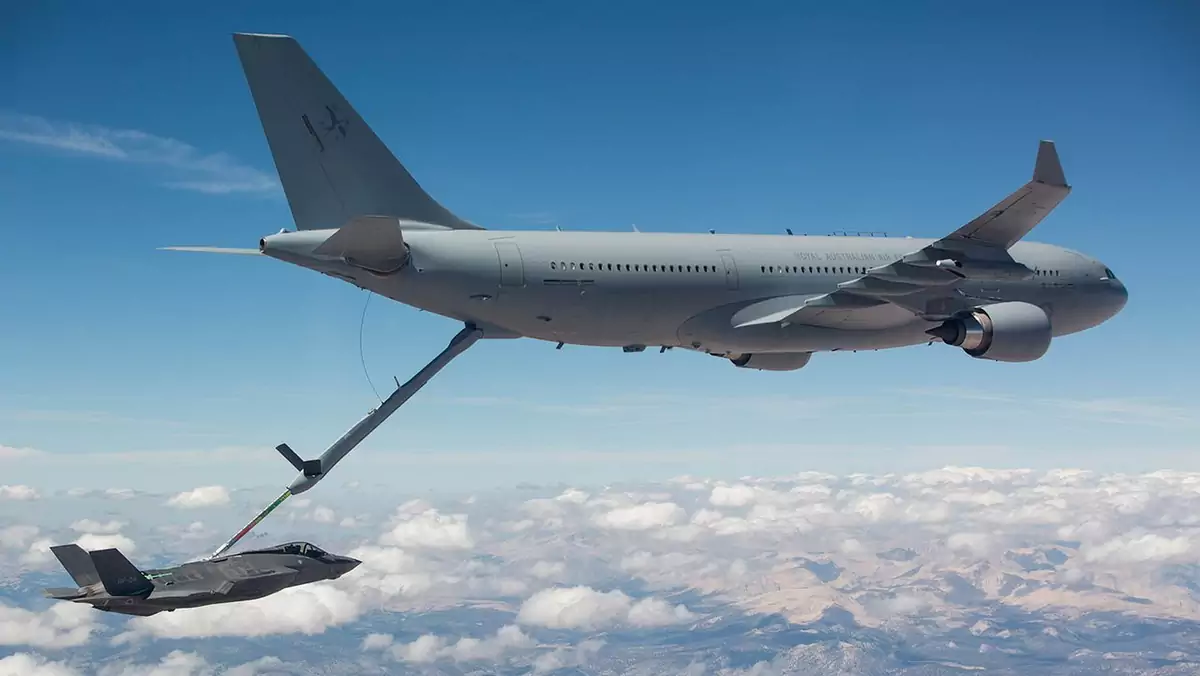  Australijski tankowiec KC-30A uzupełniający paliwo dla amerykańskiego myśliwca F-35