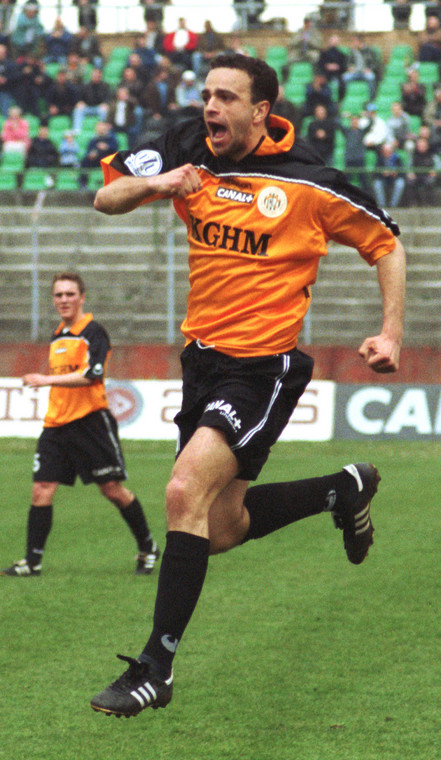 Enkeleid Dobi cieszy się z gola w meczu ze Stomilem Olsztyn (2002 r.)