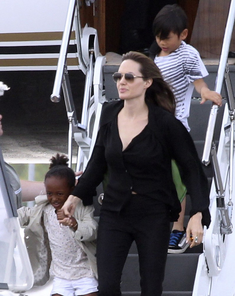 Angelina Jolie z dziećmi: Zaharą  (5 l) i Paxem (7 l.) w Meksyku