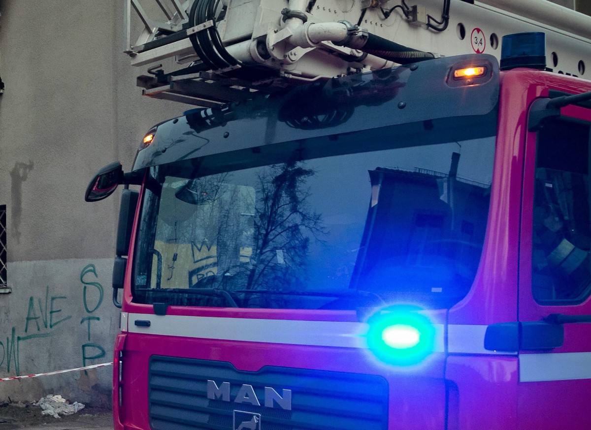 Na miejsce przybyło osiem jednostek straży pożarnej, policja oraz zespół pogotowia ratunkowego