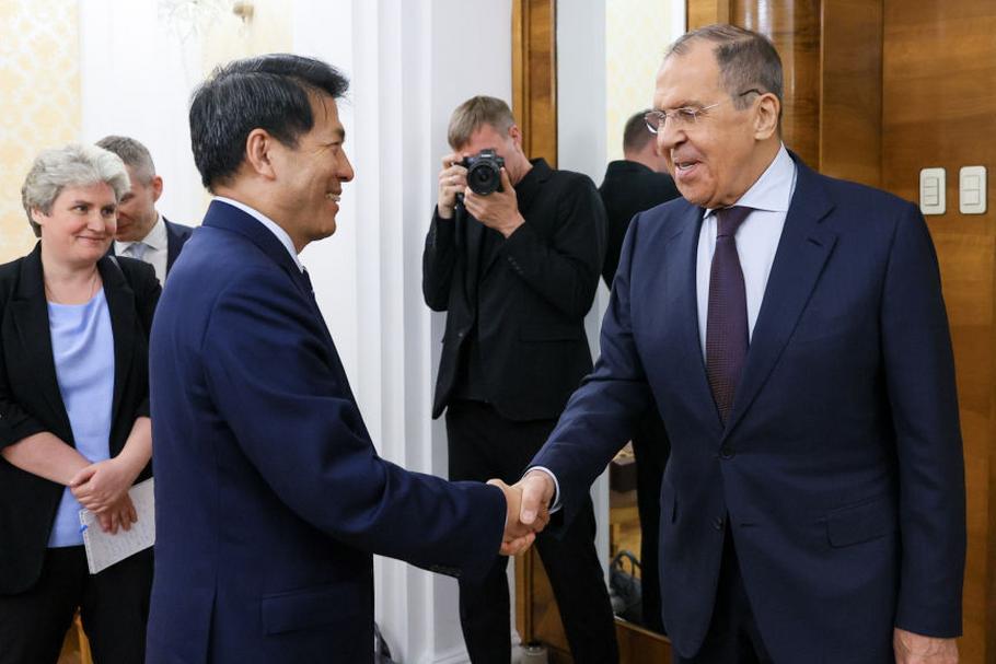 Reprezentant chińskiego rządu ds. euroazjatyckich Li Hui podczas spotkania z rosyjskim ministrem spraw zagranicznych Siergiejem Ławrowem w Moskwie, 26 maja 2023 r.