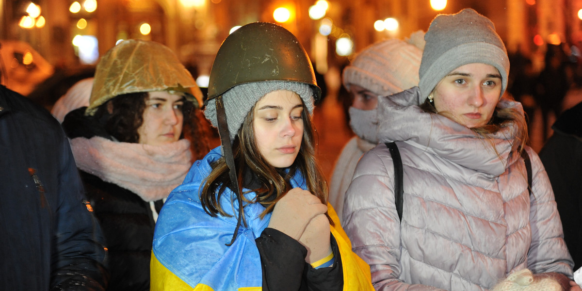 Ukraina znów ma poważne kłopoty z wojną w Donbasie oraz gospodarką przez pandemię koronawirusa. Na zdjęciu: wolontariuszka podczas przedstawienia teatralnego na Ukrainie. 