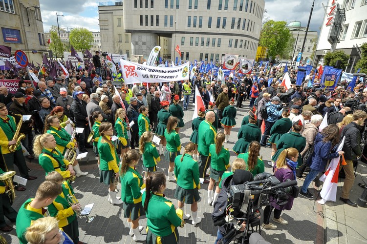 Pochód pierwszomajowy pod hasłem 