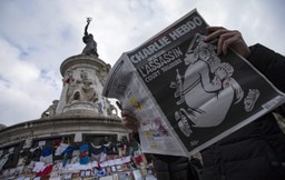 Charlie Hebdo: Prowokacyjna okładka w rocznicę zamachu