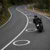 Motociklista i beli krugovi na putu