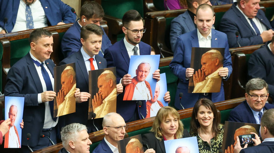 Posłowie PiS z portretami Jana Pawła II w Sejmie
