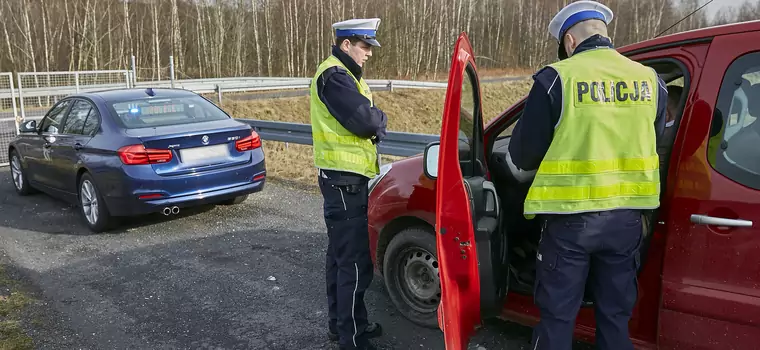 Policja sprawdza przebiegi aut – oszustom nic nie grozi?