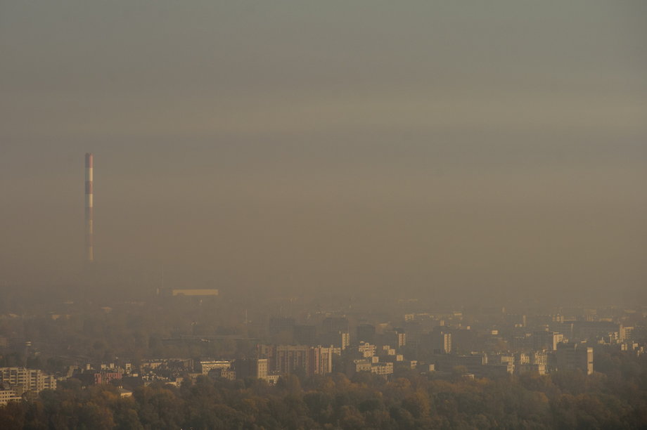 Smog w Warszawie w październiku 2018 r. Gęsta chmura zanieczyszczeń to problem nie tylko dużych miast, ale i mniejszych miejscowości i wsi 