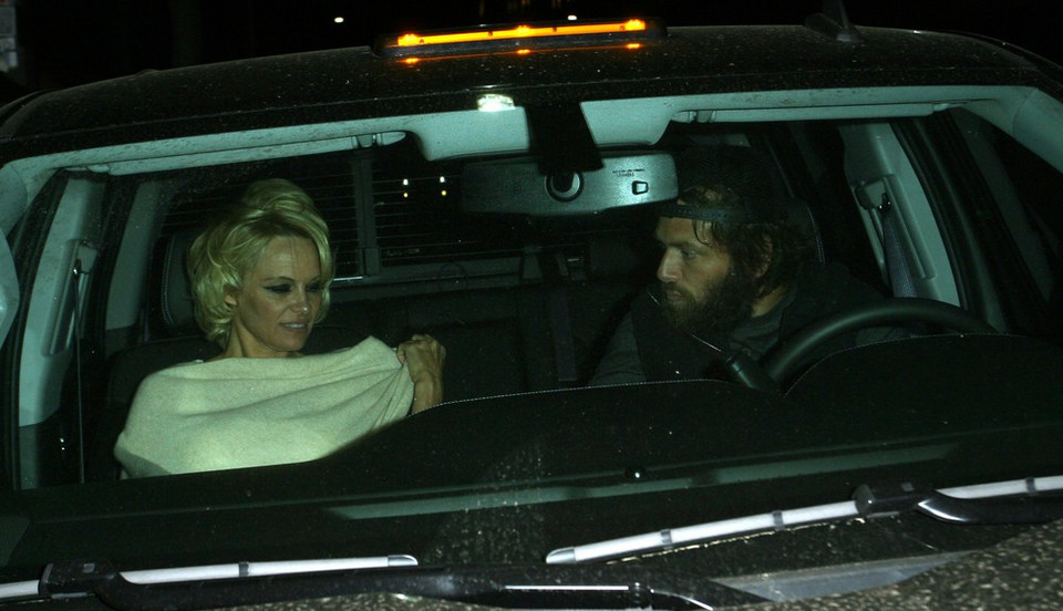 Pamela Anderson cała w bieli i w bardzo krótkich szortach