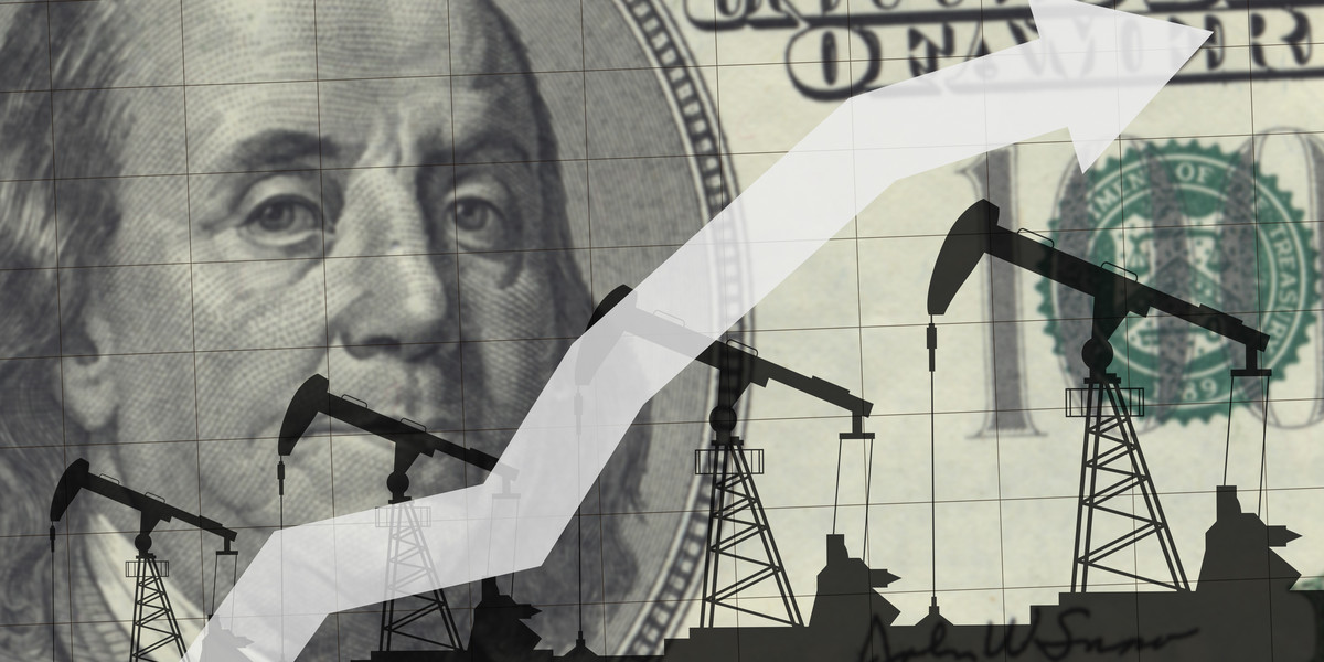 W ostatnich 12 miesiącach ceny za baryłkę ropy Brent i WTI poszły w górę