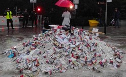 Nauczyciele znieważyli polską flagę na proteście? Jest oświadczenie ZNP