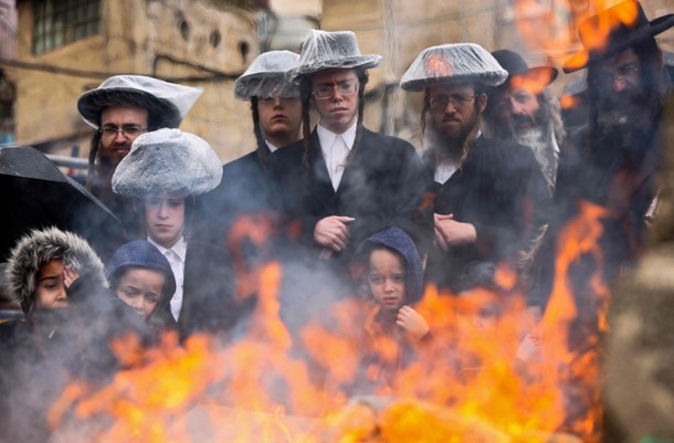 Palenie chamecu w wigilię święta Pesach w Jerozolimie, 26 marca 2021 r.